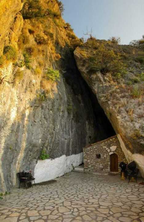 Άγιος Σώστης, η εκκλησία στη σχισμή του βράχου – Πάργα.