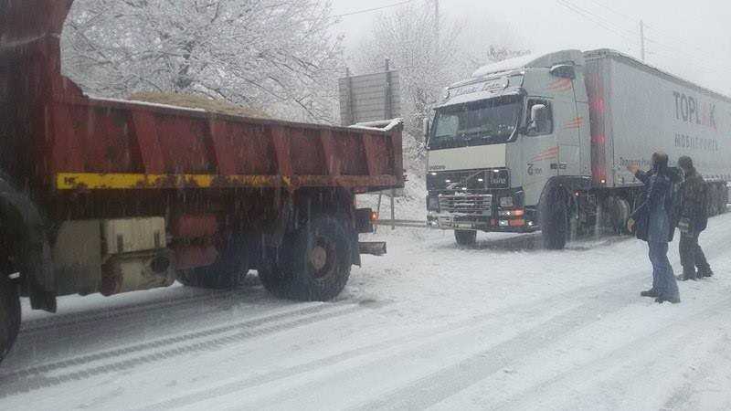 Έντονη χιονόπτωση στην Εγνατία – «Κόλλησε» νταλίκα στο ρεύμα προς Ηγουμενίτσα