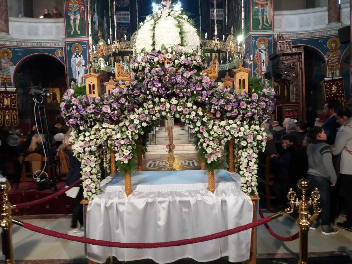 Λιτός, όμορφος και στο κατανυκτικό πνεύμα της Μ. Παρασκευής ο Επιτάφιος του Ιερού Ναού Αγίου Δημητρίου στην Άρτα