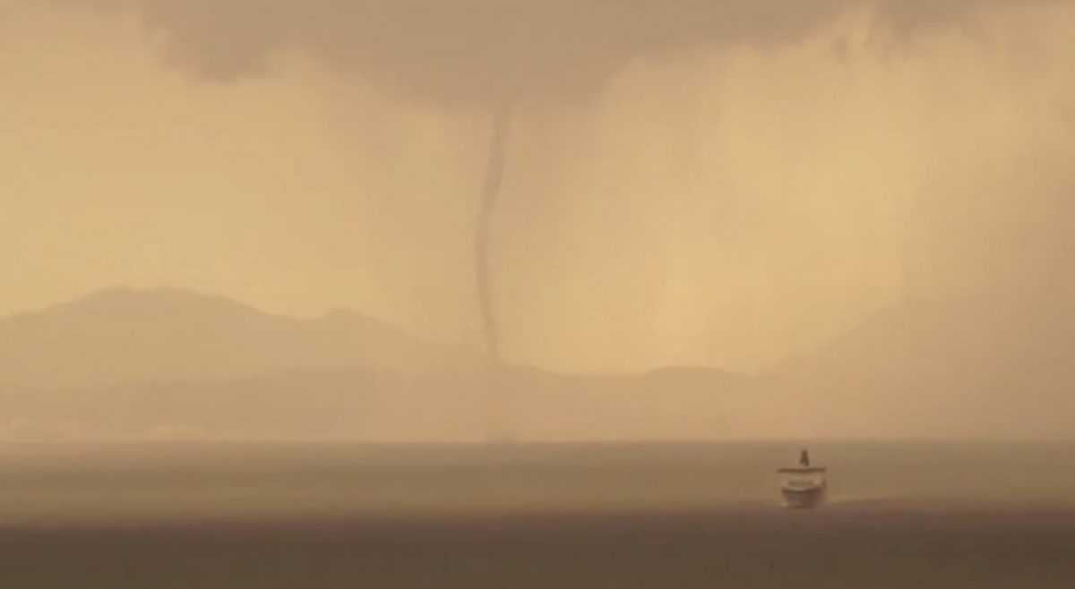 Εντυπωσιακός υδροστρόβιλος στην Ηγουμενίτσα!! (Βίντεο)