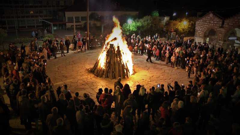 Αναβίωσε και φέτος το έθιμο της Μεγάλης Φωτιάς στην Αγία Θεοδώρα Άρτας
