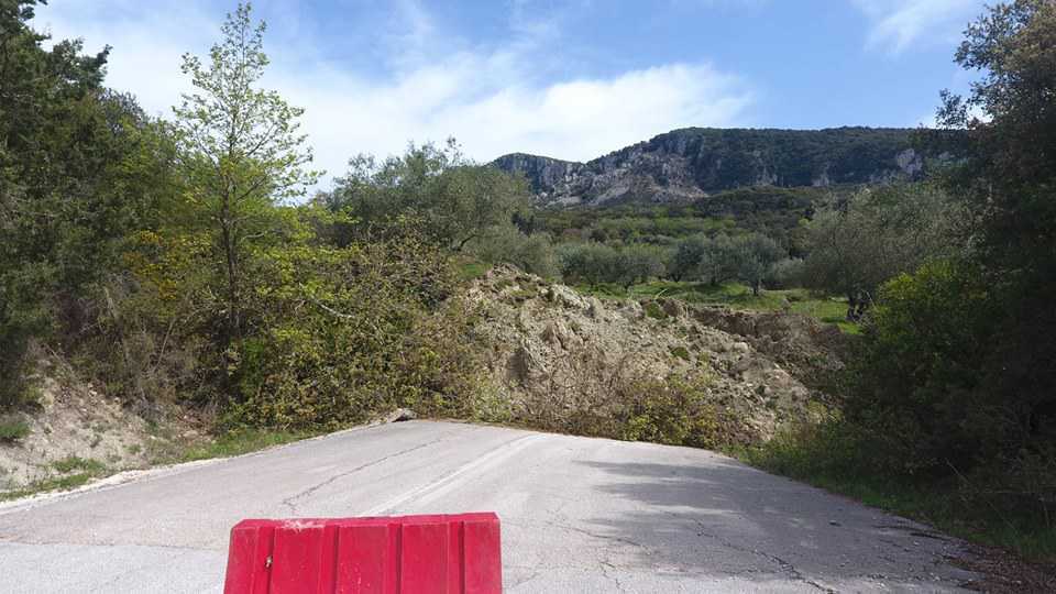 Σε εξέλιξη μέχρι σήμερα το κατολισθητικό φαινόμενο στην Κρυοπηγή- Αιτία να “εξαφανιστούν” περίπου 800 στρέμματα με ελαιόδεντρα και να καταστραφούν δρόμοι πρόσβασης
