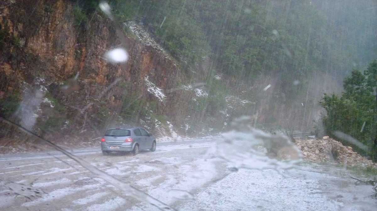 Σφοδρή καταιγίδα και χαλαζόπτωση στα Τζουμέρκα ..Εκλεισε δρόμος στο Καλέντζι!!