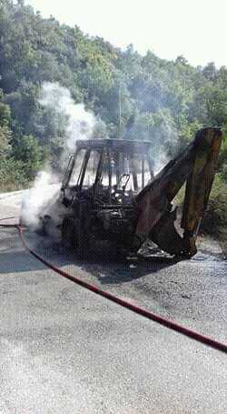 Παρανάλωμα του πυρός έγινε σκαπτικό μηχάνημα (τσάπα) στον επαρχιακό δρόμο Αρχαγγέλου – Καναλακίου στο ύψος της εισόδου του χωριού Δεσποτικό!!