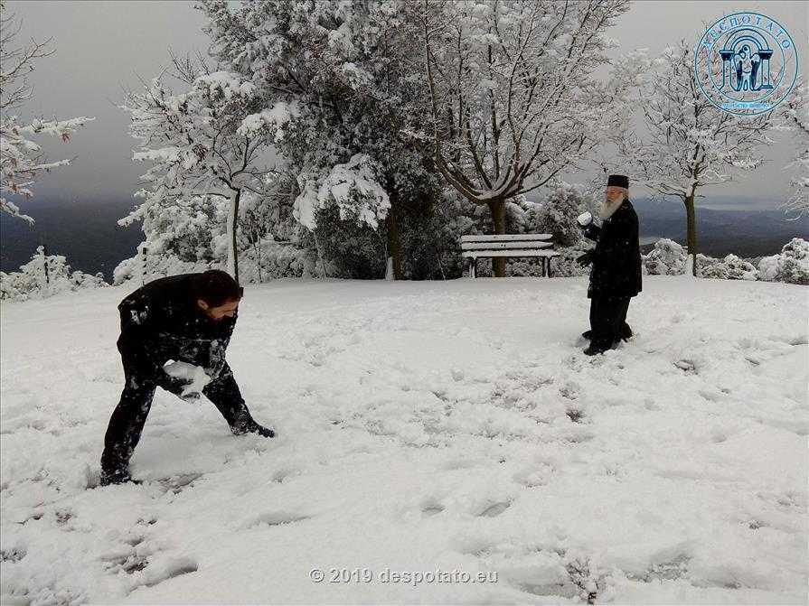Στιγμές χαλάρωσης στην περιοχή του Κορφοβουνίου και της Ροδαυγής ο ο Σεβασμιώτατος Μητροπολίτης πρ. ’Αρτης κ. Ιγνάτιος !