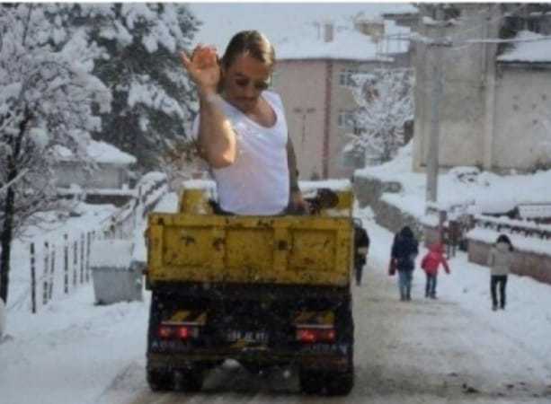 Ξεκίνησε η ρίψη αλατιού στο Δήμο Πάργας με το διάσημο Τούρκο σεφ Νουσρέτ Γιοκτσέ!! Άλλα κόλπα… από τον δήμαρχο Αντώνη Νάστα και την Παράταξη του!!