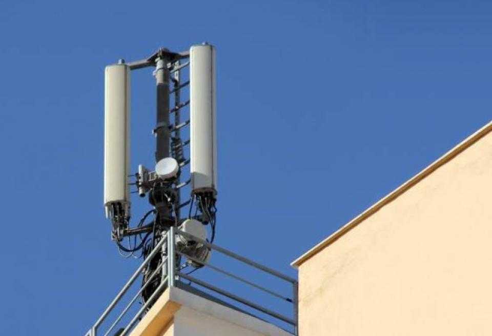 Κεραίας κινητής τηλεφωνίας πάνω από τα κεφάλια των Πρεβεζάνων!