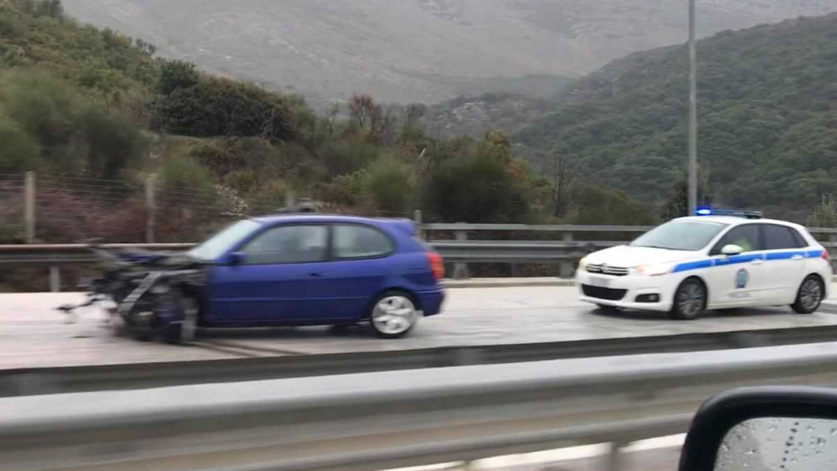 Έκτακτο: Τροχαίο στην κάθοδο της Παραμυθιάς προς Ηγουμενίτσα!! Αυτοκίνητο συγκρούστηκε στις μεταλλικές μπάρες!!