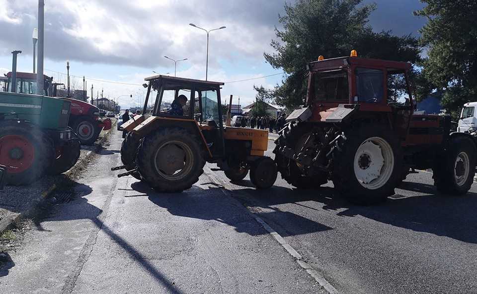 Μπλόκο στον κόμβο του Λούρου έστησαν χθες Τετάρτη αγρότες και κτηνοτρόφοι της περιοχής