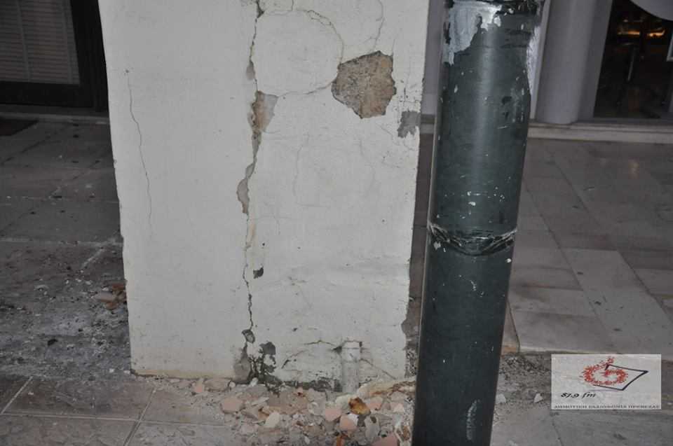 Ρωγμές και πεσμένοι σοβάδες σε σχολικά κτίρια αλλά και σε κατοικίες κυρίως στην περιοχή των Λευκαδίτικων αλλά και στην Λ.Ειρήνης.