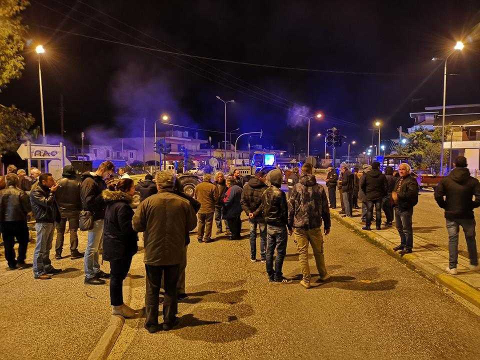 Συγκέντρωση αλληλεγγύης από εργατικά σωματεία και φορείς στο μπλόκο του Λούρου- Έγινε και αποκλεισμός της Εθνικής Οδού Πρέβεζας – Ιωαννίνων