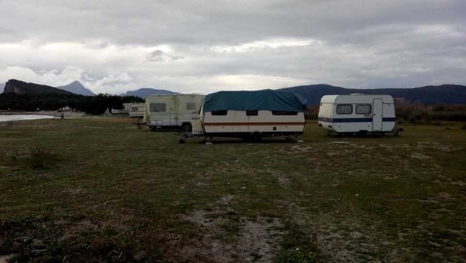 Συνελήφθησαν αλλοδαποί στην παραλία Κερέτζας Βαλανιδορράχης να σταθμεύουν παράνομα τροχόσπιτα