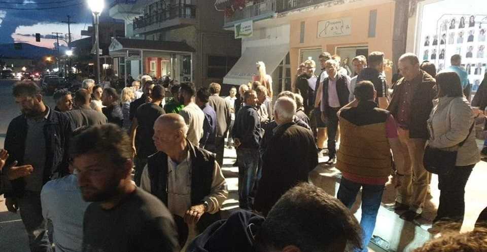 ΔΕΙΤΕ τις πρώτες εικόνες από το εκλογικό κέντρο του Νίκου Ζαχαριά!!