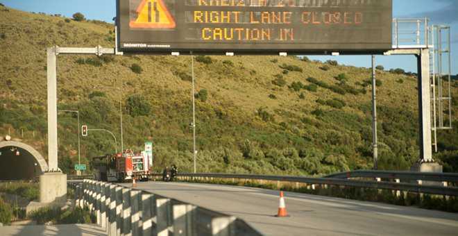 Λεωφορείο χωρίς επιβάτες έπιασε φωτιά στην Εγνατία, κοντά στην Παραμυθιά!!