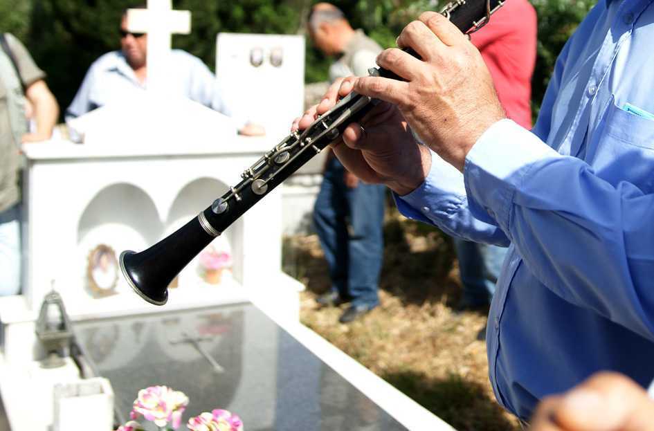 Θεσπρωτία: Χαρμολύπη πάνω από τους τάφους – Τραγούδια με κλαρίνο και δάκρυα στο νεκροταφείο Γηρομερίου!
