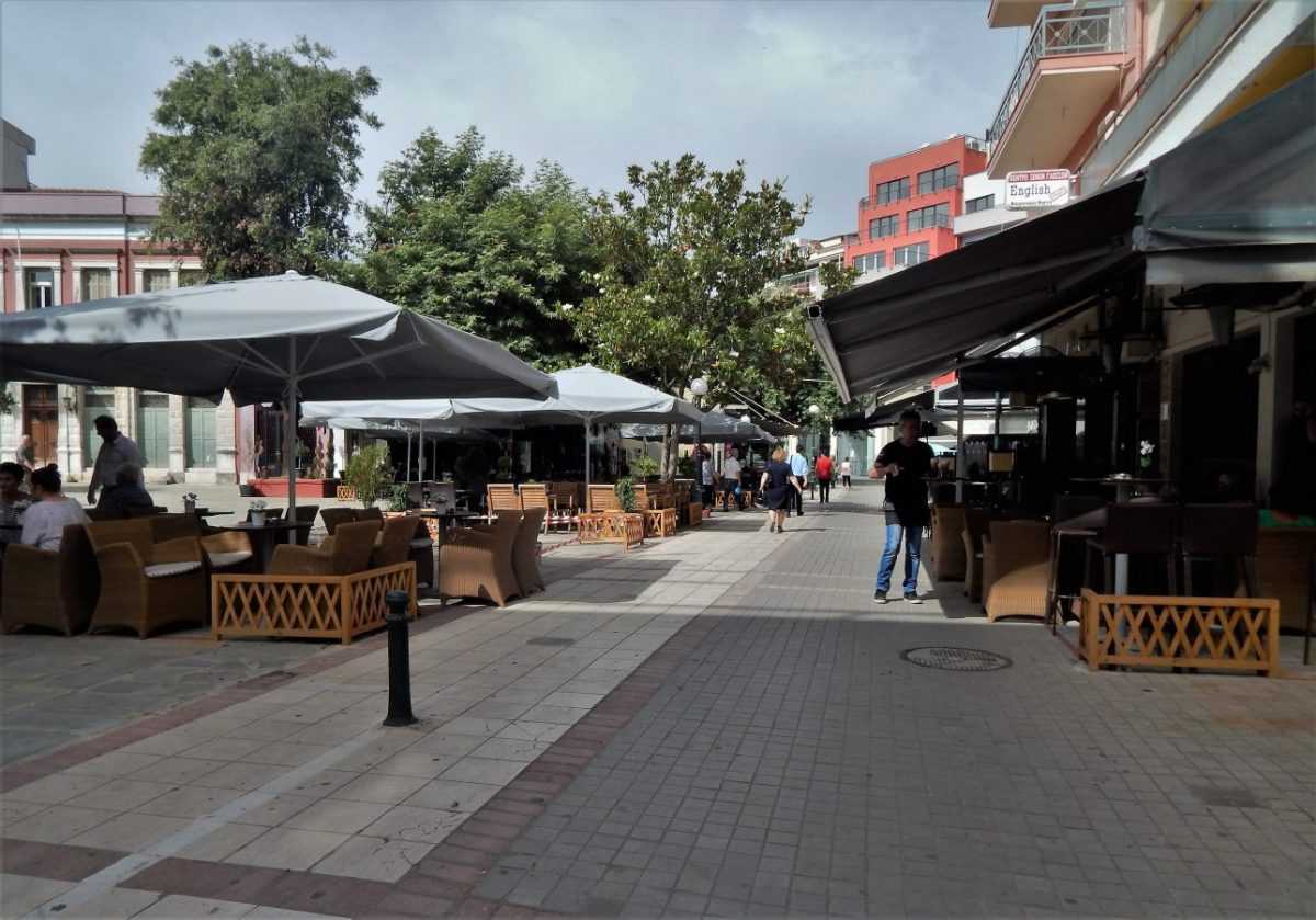 Ομόρφυνε η Άρτα μετά την απομάκρυνση στεγάστρων και η τοποθέτηση ομπρελών στα Καταστήματα!!