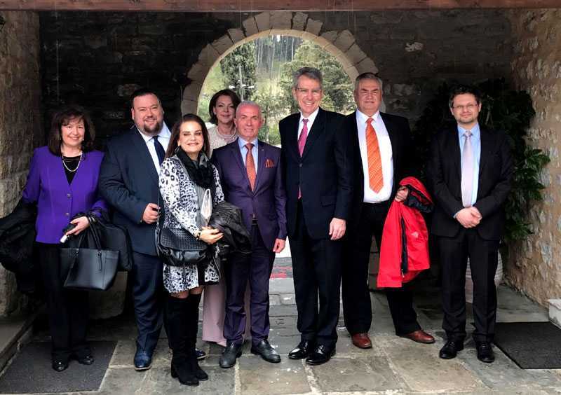 Ο Σπύρος Κυριάκης με τον Αμερικανό Πρέσβη Geoffrey Pyatt -Ενδιαφέρουσα η επιχειρηματολογία του κ. Κυριάκη που αφορά τον συνδυασμό Τουρισμού- Πολιτισμού καθώς και για τα αρχαιολογικά μνημεία του Νομού μας.