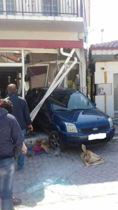 Τρόμος στο Καναλάκι: Αυτοκίνητο παρέσυρε πεζή γυναίκα και καρφώθηκε σε μαγαζί!!