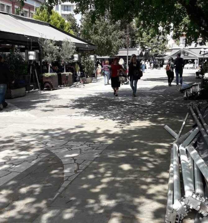 Ο Δήμος Αρταίων ξηλώνει τα κιόσκια και τοποθετεί ομπρέλες στις πλατείες!!