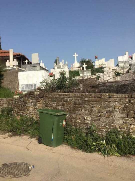 Πέτα Άρτας: 32χρονος αλλοδαπός έκρυβε κοκαΐνη και ηρωίνη σε κάδο σκουπιδιών έξω από το νεκροταφείο !!