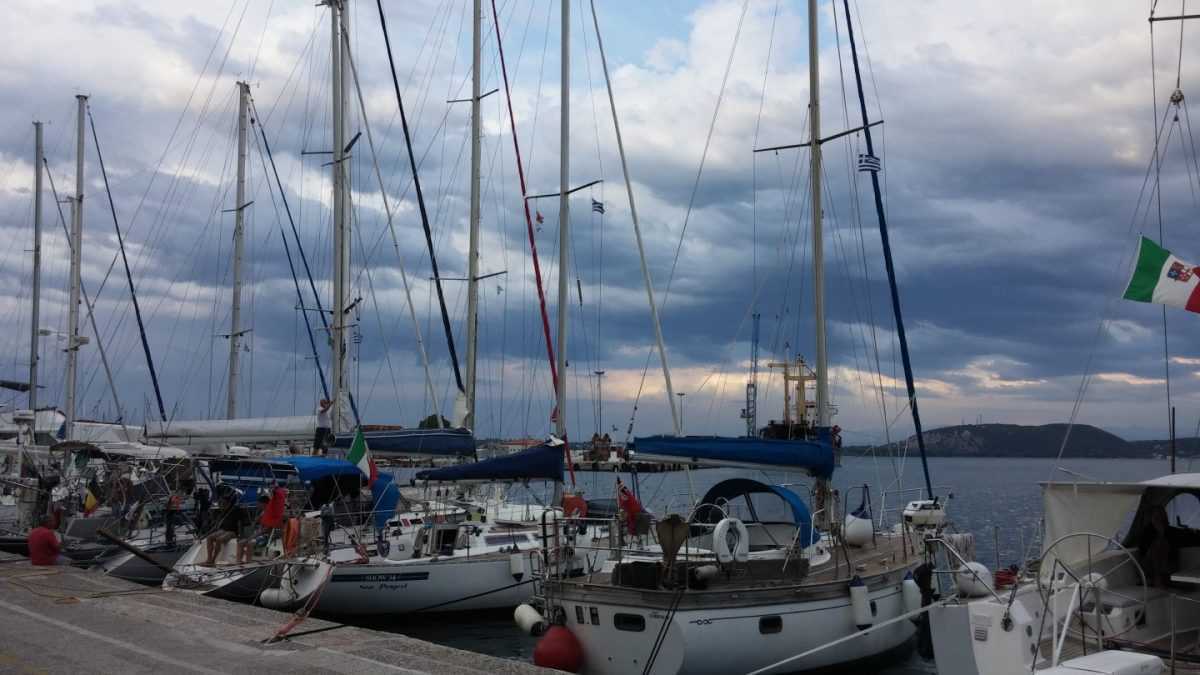 Περισσότερα από 15 σκάφη, έφυγαν μαζικά από το λιμάνι της Πρέβεζας λόγω δυσοσμίας αλλά και ακαθαρσιών που παρατηρήθηκαν στη θάλασσα.
