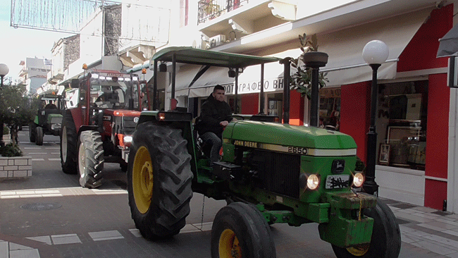Τρακτέρ «οργώνουν» την οδό Σκουφά στην Άρτα!!