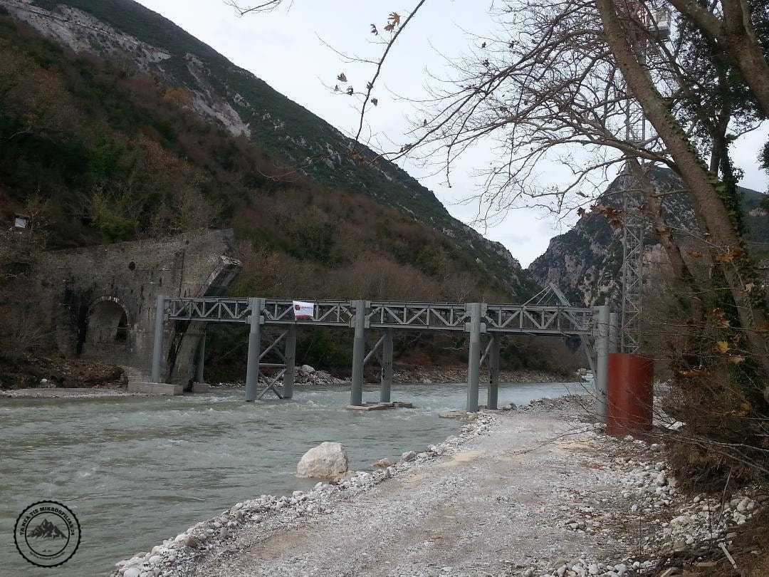 Τοποθετήθηκαν οι μεταλλικοί πυλώνες στην Γέφυρα της Πλάκας!!