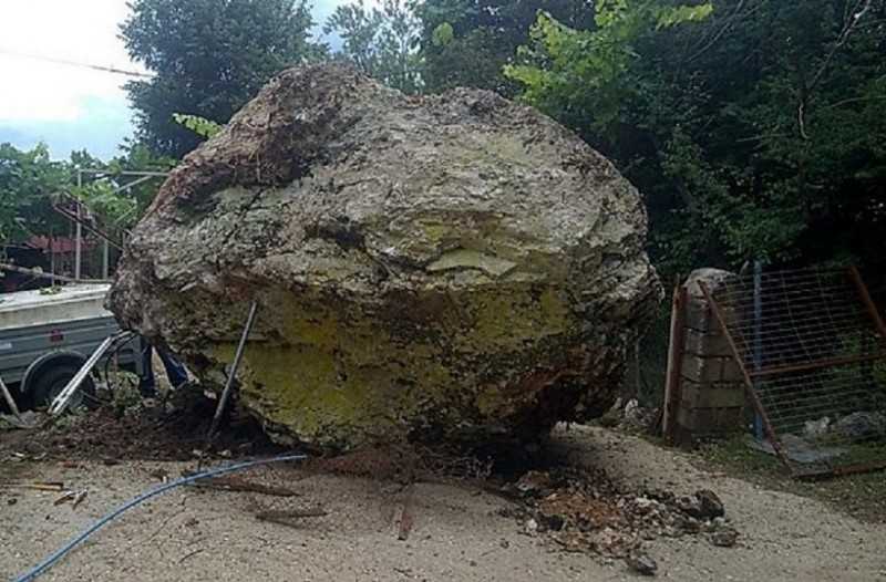 Παρ’ ολίγον τραγωδία στα Ιωάννινα! – Βράχος προσγειώθηκε σε αυλή σπιτιού!