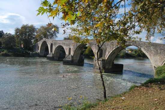 Άρτα: Βρεθηκαν γυάλινα δοχεια με χασίς στην κοίτη του Αράχθου!!