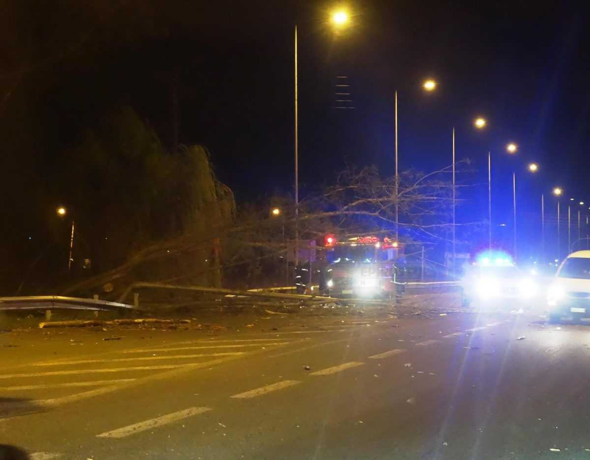 Ιωάννινα:Κολώνα Φωτισμού Έπεσε Στην Περιφερειακή Από Θαύμα Γλίτωσε Οδηγός