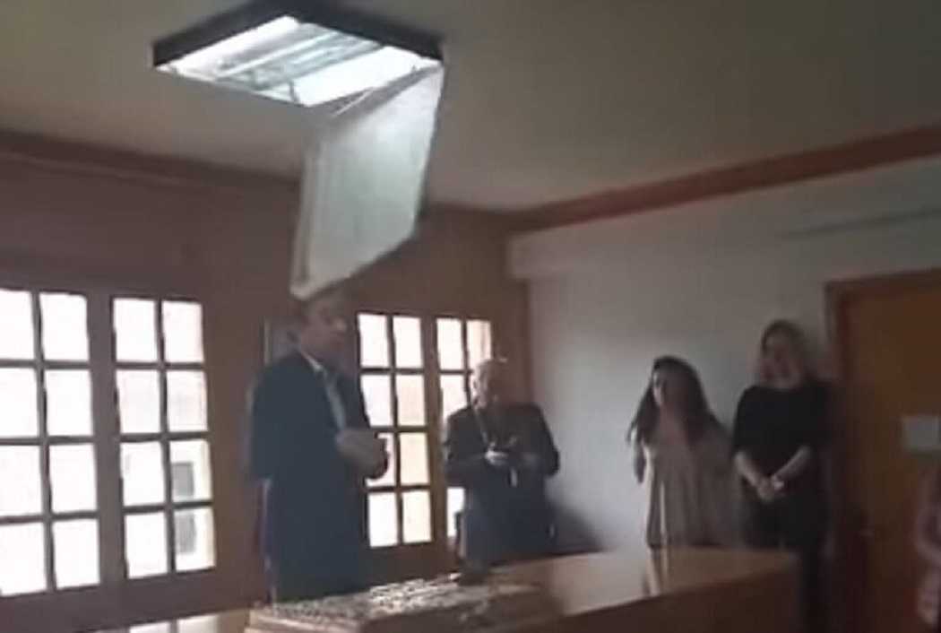 Βίντεο ΣΟΚ: Η στιγμή που φωτιστικό πέφτει στο κεφάλι του δημάρχου Ιωαννίνων (vid)