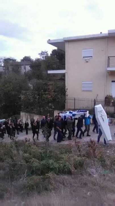 ΣΚΙΖΕΙ ΟΛΗ ΤΗ ΒΟΡΕΙΑ ΗΠΕΙΡΟ Ο ΣΠΑΡΑΓΜΟΣ ΚΑΙ Ο ΘΡΗΝΟΣ ΤΗΣ ΜΑΝΑΣ ΤΟΥ ΗΡΩΑ ΚΩΝΣΤΑΝΤΙΝΟΥ ΚΑΤΣΙΦΑ! «ΟΧΙ ΚΩΣΤΑ!» ΟΥΡΛΙΑΞΕ ΟΤΑΝ Η ΝΕΚΡΟΦΟΡΑ ΜΕ ΤΗ ΣΟΡΟ ΕΦΤΑΝΕ ΣΤΟ ΣΠΙΤΙ ΤΟΥΣ! (ΣΥΓΚΛΟΝΙΣΤΙΚΟ ΒΙΝΤΕΟ)