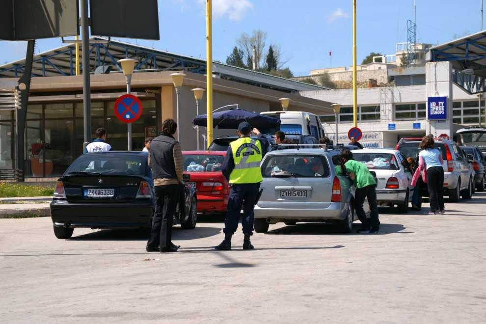 Ιωάννινα: Χειροπέδες σε 6 Αλβανούς συνοριοφύλακες  στο Τελωνείο Κακαβιάς γιατί “έβαζαν” λαθρομετανάστες στην Ελλάδα