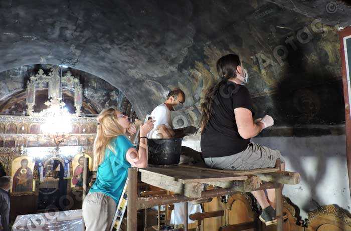 Στο φως σπάνιες τοιχογραφίες στη Μεγαλόχαρη Άρτας!!