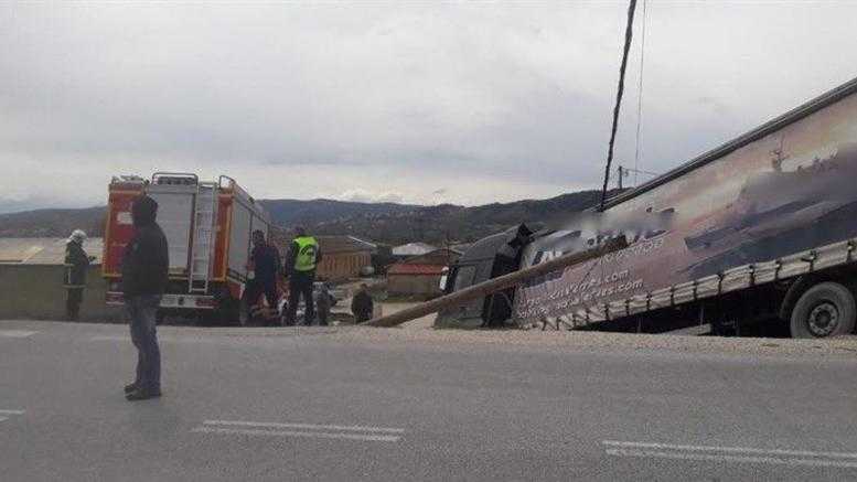 Οι ισχυροί άνεμοι παρέσυραν νταλίκα στα Γιάννενα!