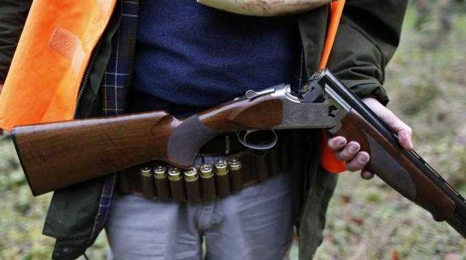 Χειροπέδες σε κυνηγό στο Νεοχωράκι Άρτας – Κυνηγούσε παράνομα με παραποιημένο όπλο!