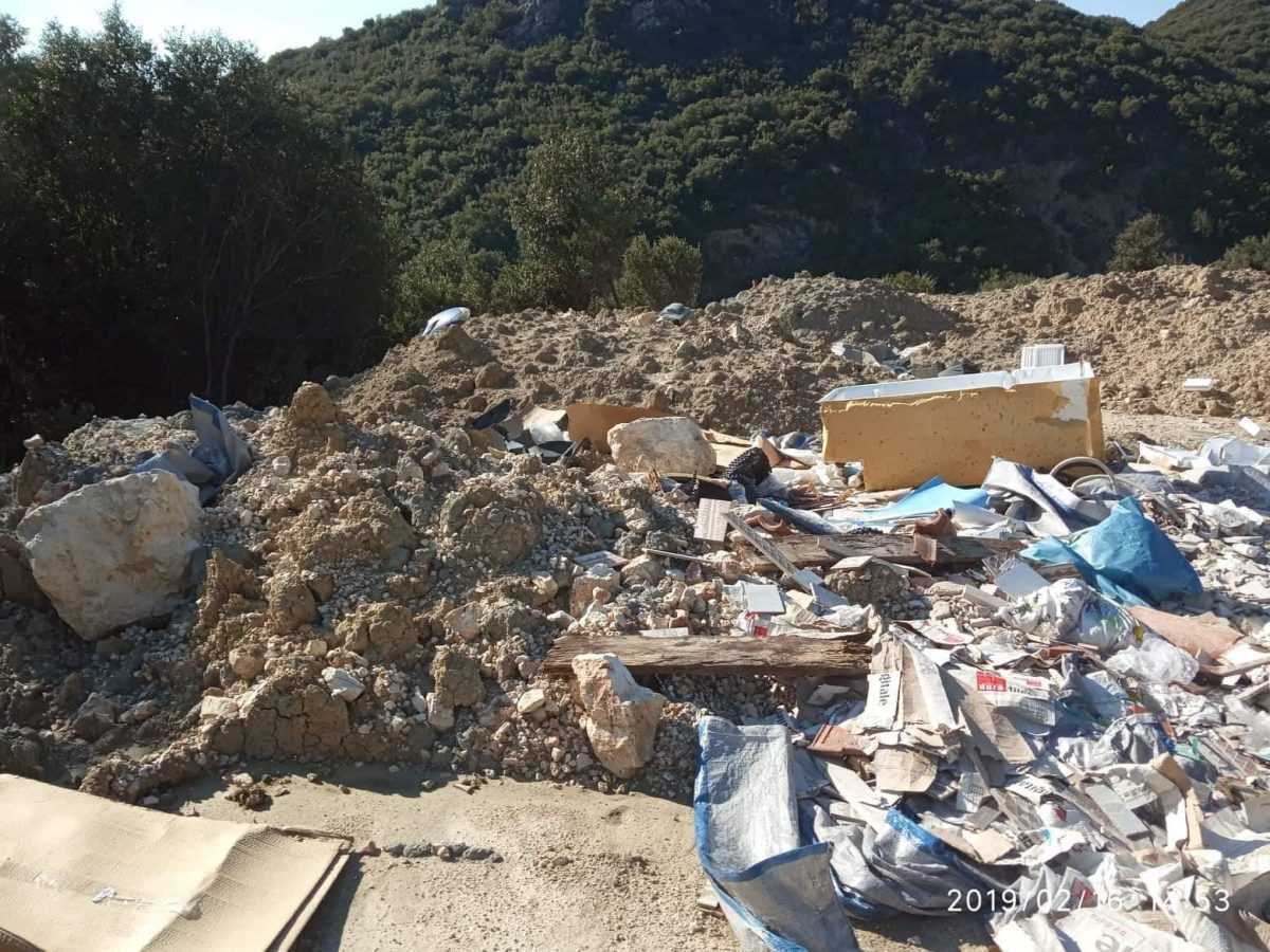 Ξενοδόχος στην Πάργα πετάει μπάζα από την ανακαίνιση του ξενοδοχείο του και ο δήμος σφυρίζει αδιάφορα!! Καταγγελία της ΑΡιστερής Παρέμβασης!