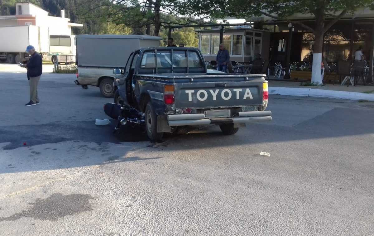 ΙΧ φορτηγάκι, συγκρούστηκε με μηχανάκι στην είσοδο της Νέας Σελεύκειας