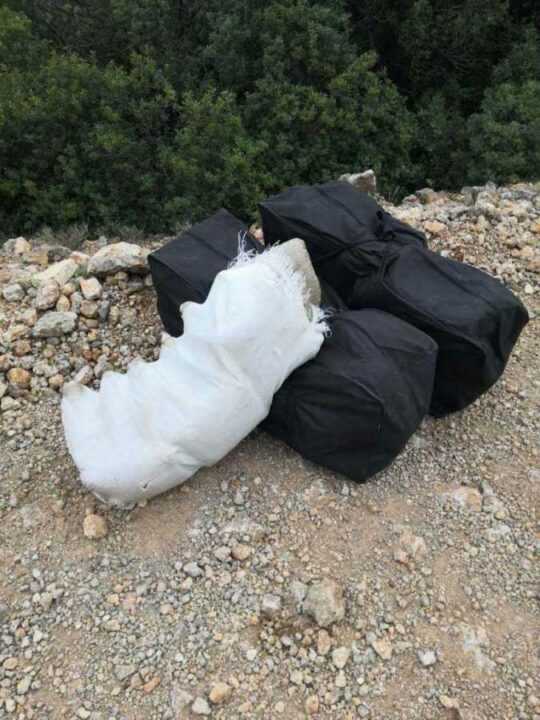 Βρέθηκαν σε «καβάντζα» σε θαμνώδη περιοχή στο Τρικόρυφο Θεσπρωτίας, πάνω από 57 κιλά ακατέργαστης κάνναβης(Βίντεο)