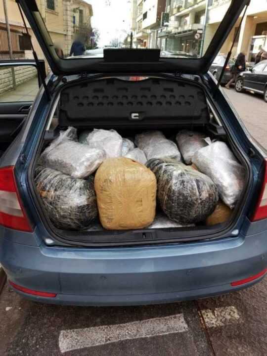 Ιωάννινα: 22χρονος έμπορος ναρκωτικών μετέφερε με Ι.Χ.Ε. αυτοκίνητο πάνω από 122 κιλά κάνναβη!!