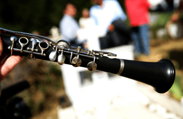 Αποχαιρετισμός νεκρού σε χωριό της Θεσπρωτίας με συνοδεία κλαρίνου!