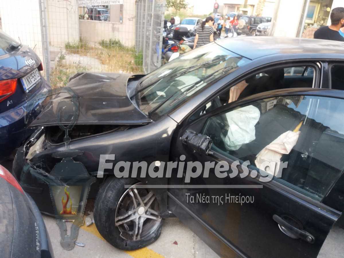 «Τρελή» πορεία αυτοκινήτου στη Άρτα – Πήρε σβάρνα κολονάκια και μάρμαρα και κατέληξε σε σταθμευμένα αυτοκίνητα!!