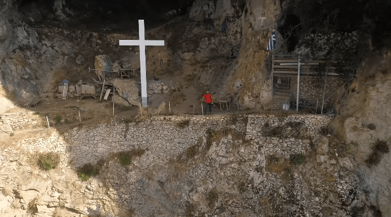 Ανάβαση στην θαυματουργή σπηλιά του αγίου Αρσενίου,στην Παραμυθιά Θεσπρωτίας (Βίντεο)