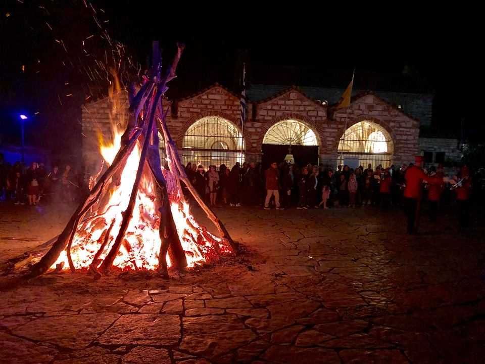 Άρτα: Αναβίωσε και φέτος το έθιμο με τις φωτιές στο ιερό ναό της Αγίας Θεοδώρας. (Βίντεο)