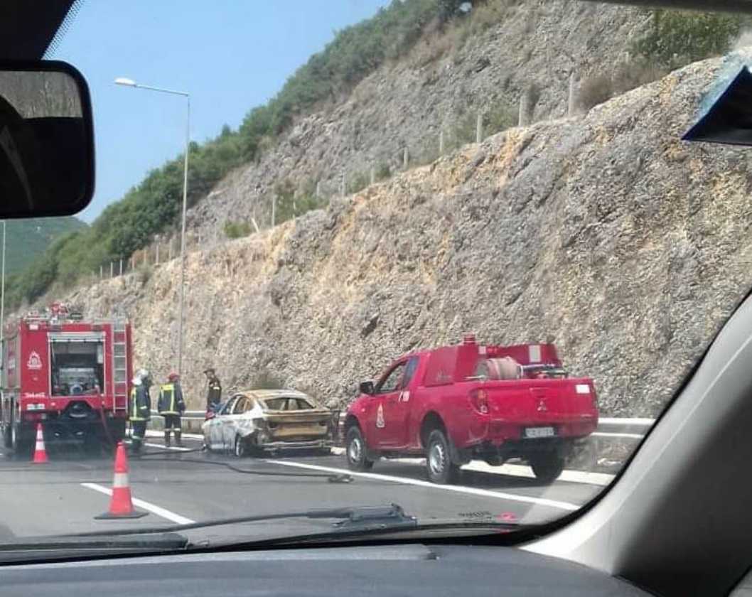 Φωτιά σε Ι.Χ. αυτοκίνητο στην Εγνατία Οδός στο ύψος της Παραμυθιάς