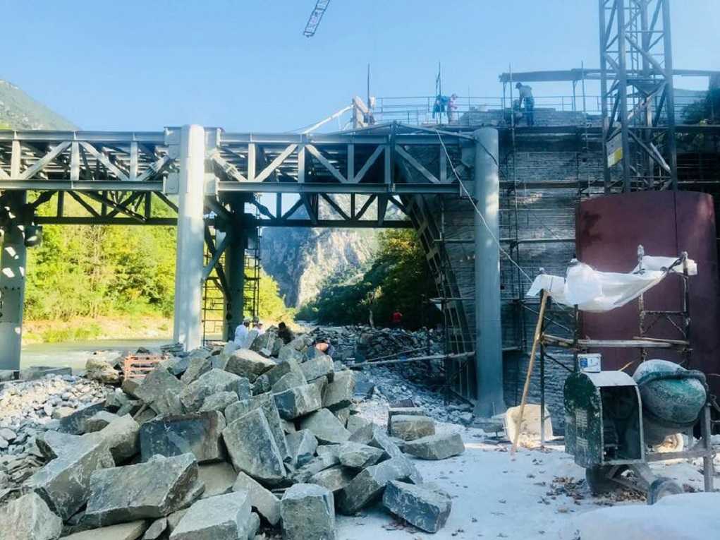 Σε πλήρη εξέλιξη οι εργασίες στο Γεφύρι της Πλάκας