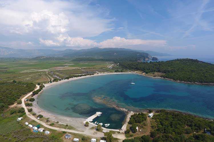 Συνελήφθησαν δέκα άτομα στην παραλία Κερέντζας Βαλανιδορράχης για παράνομη εγκατάσταση σκηνών και τροχόσπιτων