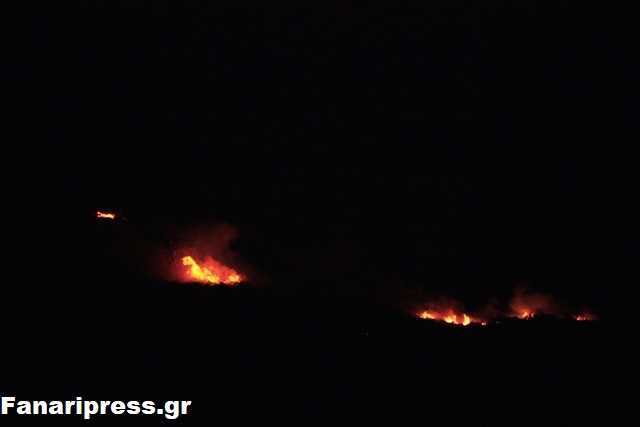 Σε ύφεση η φωτιά στα Μουζακαίικα | Συνεχίζει να καίει σε μικρές εστίες!