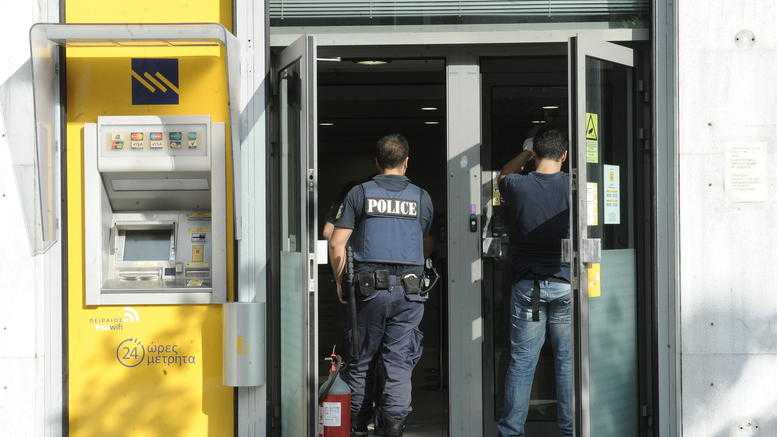Με καπέλα και γυαλιά ηλίου οι δυο δράστες που λήστεψαν την τράπεζα Πειραιώς στην Πάργα!