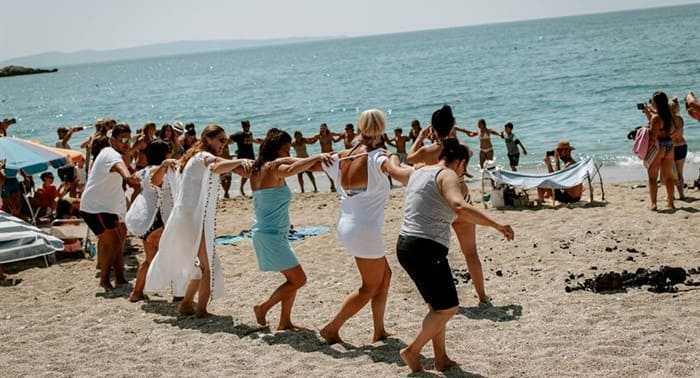 Πέρδικα Θεσπρωτίας: Χόρεψαν Συρτάκι στην παραλία!
